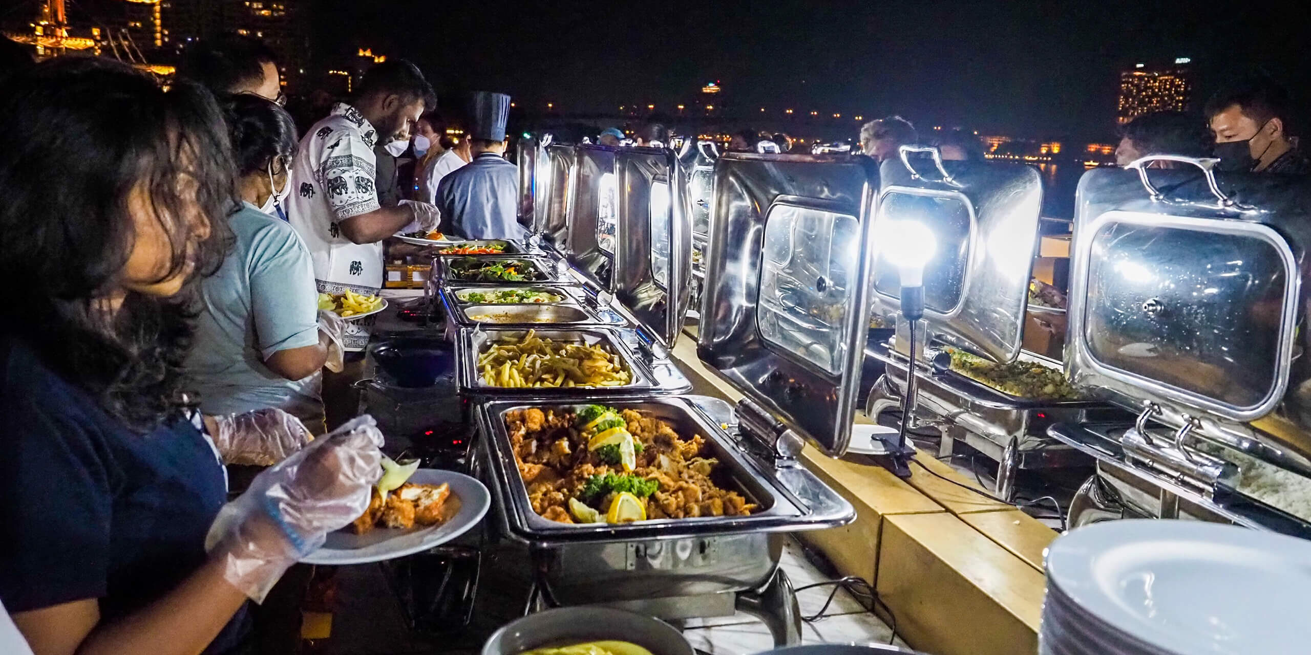 Food: International & Thai buffet with seafood.